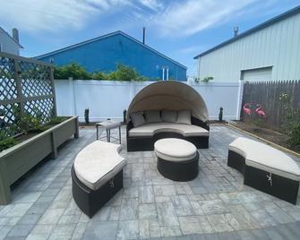 Charming 4bedroom 2nd Floor Beach House - 1.5 blocks to the beach - Long Branch - Balcony