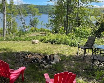 Bright and charming cabin on the Cabot Trail overlooking St. Ann’s bay. - Baddeck - Terasa
