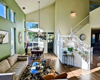 Bedroom on First Floor-King Bed-Hot Tub-Green Belt - Roseville - Living room