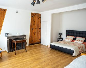 Large apartment on the 2nd floor in a townhouse - Embrun - Schlafzimmer