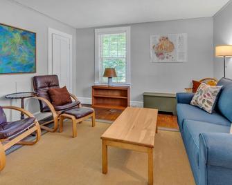 Rustic Farmhouse home - Southwest Harbor - Obývací pokoj