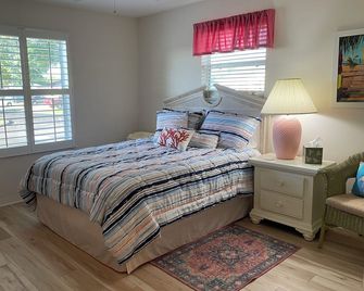 Try B4 you buy, come to the Sunshine,Play Golf, Pickleball, Pools,Music,Dancing - The Villages - Bedroom