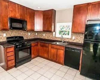 107 Quaint Renovated Single Family 3 Bdrm House - Old Bridge - Cocina