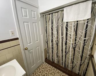 Gateway Inn - Front Royal - Bathroom