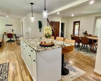 Spacious 4BR home w 2BA, a workspace & king bed! - Fort Plain - Dining room