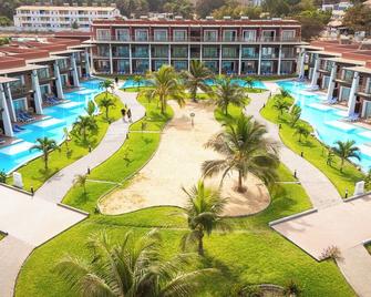 أفريكان برينسيز بيتش هوتل - سيريكوندا - حوض السباحة