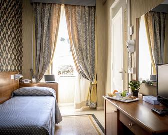 Hotel Emmaus - Rome - Bedroom