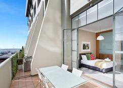 Lovely Bright Apartment with Balcony, Pool and Gym - Auckland - Balcó