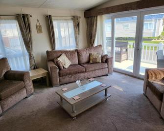 Remarkable 2-Bed lodge in Clacton-on-Sea - Clacton-on-Sea - Living room
