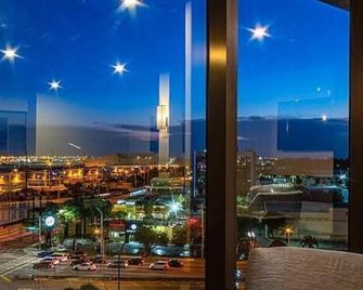 Short Distance From The Well Known Sites! 2 Family-friendly Units, Onsite Pool - Miami Springs - Балкон