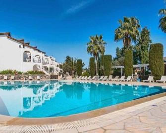 Altinkaya Holiday Resort - Kyrenia - Piscine