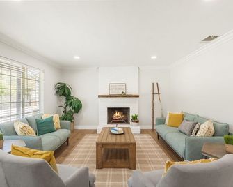 Dove Creek Retreat - Resort Style Home, Saltwater Pool/Jacuzzi, Highspeed Wi-Fi - Murrieta - Soggiorno