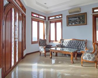 RedDoorz Plus @ Kelapa Dua Kebon Jeruk - Jakarta