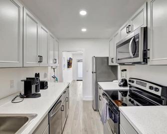 Banyan St. Studio off Las Olas- Steps to the Beach - Fort Lauderdale - Kitchen