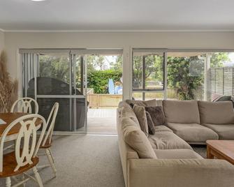 Kon Tiki Retreat - Whiritoa Beach Holiday Home - Whangamata - Вітальня