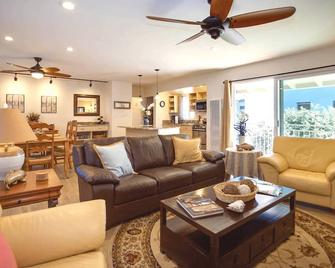 Peaceful & Private Retreat | Bayside Apartment | Fully-Appointed | Walk to all the Hot Spots! - Newport Beach - Sala de estar