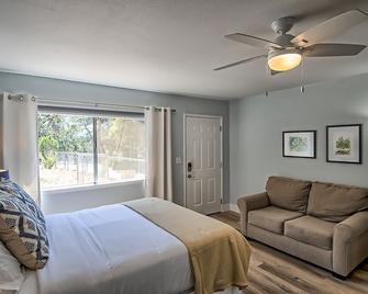 Peaceful Cottage Retreat - 1 mile from Lake Shasta - Shasta Lake - Bedroom