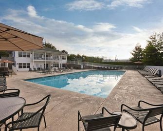 Fishing, Horseback Riding, Boating, Hiking And Much More! - Osage Beach - Pool