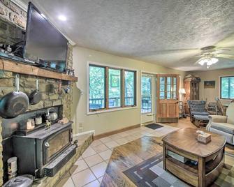 Riverside Cabin with 3 Decks in North Vernon! - North Vernon - Sala de estar
