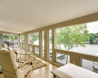 Backwater Cove 4 Bed25 Bathdockdeck-sleeps 12 - Osage Beach - Living room