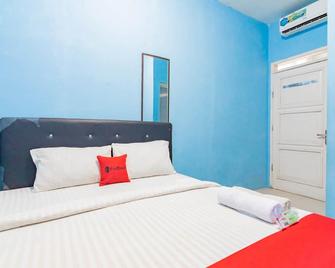 RedDoorz Syariah @ Jl Pangeran Hidayatullah Cianjur - Puncak - Bedroom
