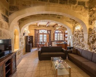 Traditional farmhouse with pool located at the charming village of Xaghra - Xagħra - Living room
