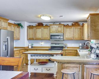 Spacious Comfort | Private Deck | Near Downtown - Ель Дорадо - Кухня
