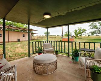 Peaceful Country Getaway with Hot Tub & Fresh Baked Treats. - Colorado City - Patio