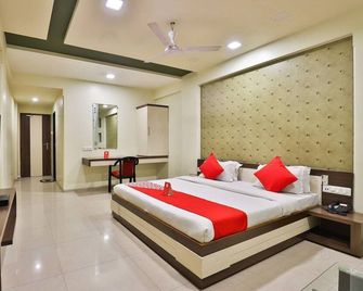 Hotel Ostria - Surat - Schlafzimmer