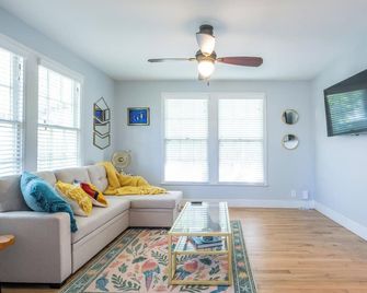 Unique Vintage South Congress Bungalow - Austin - Living room