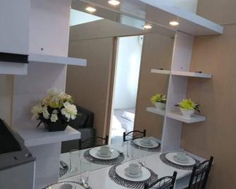 Trees Residences by Jhoms 1BR with Balcony WiFi Netflix - Quezon City - Dining room