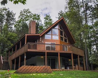 Howling Wolf Den | Great Location Near Wisp Resort - Oakland - Edificio