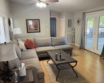 Charming 3-bedroom home on beautiful High Rock Lake with Private Boat Dock - Lexington - Huiskamer