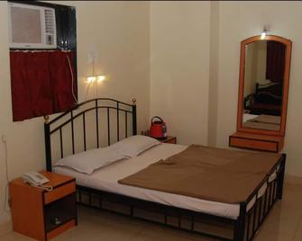 Ashok Hotel - Matheran - Bedroom