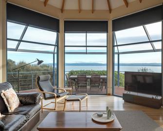 Waterline Holiday Home - Coles Bay - Living room