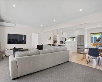 Another on Leo - Waihi Beach - Olohuone