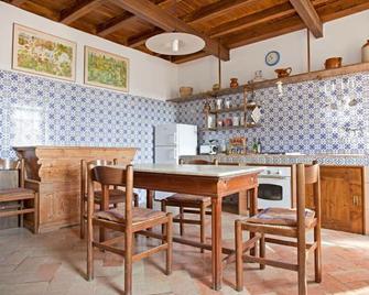 A 16th Century house in a beautiful Marche village. - Monterubbiano - Cocina