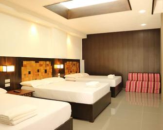 West Gate Hotel - Laoag - Habitación