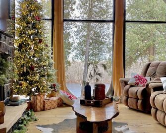 Moira River House - Madoc - Living room