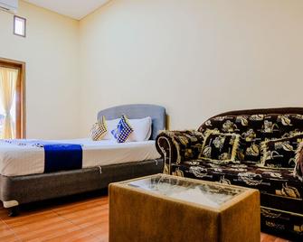 Spot On 2448 Hotel Tlogorejo 2 - Ponorogo - Habitación
