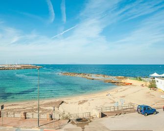 Stunning apartment in Porto Torres with house sea view - Porto Torres - Playa