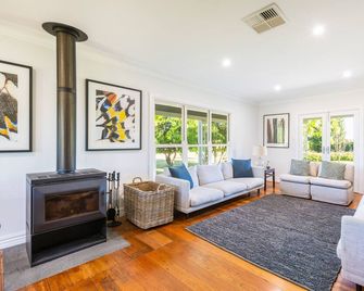 Oaklands Estate -stylish, pet friendly home on 10 acres with pool, spa, firepit. - Маджі - Вітальня