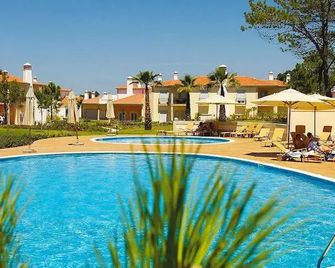 Praia Del Rey Residence - Ferrel - Piscina