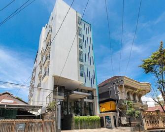 Airy Wenang Sugiono 21 Manado - Manado - Edificio