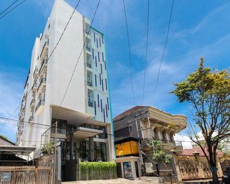 Airy Wenang Sugiono 21 Manado - Manado - Edificio