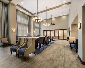 Hampton Inn & Suites Fredericksburg-at Celebrate Virginia - פרדריקסברג - חדר אוכל