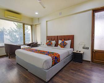 OYO 9721 Hotel Sr Rooms - Wakad - Habitación
