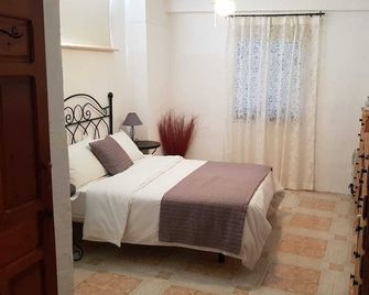 Casa fresnobrTraditional 3 Bedroom Townhouse In Rute Away From It All - Rute - Slaapkamer