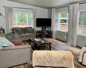 Private 5 Acres in Packwood, close to Cowlitz River, Mt. Rainer & White Pass. - Packwood - Living room