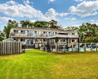 Wasaga Beach/ Blue Mountain Ski Hills/ Christmas village/ Lake Front/ - Wasaga Beach - Building